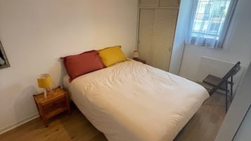 1 habitación, tabla de planchar con plancha, wifi gratis y ropa de cama