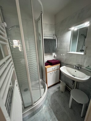 Douche, sèche-cheveux, serviettes fournies, papier toilette