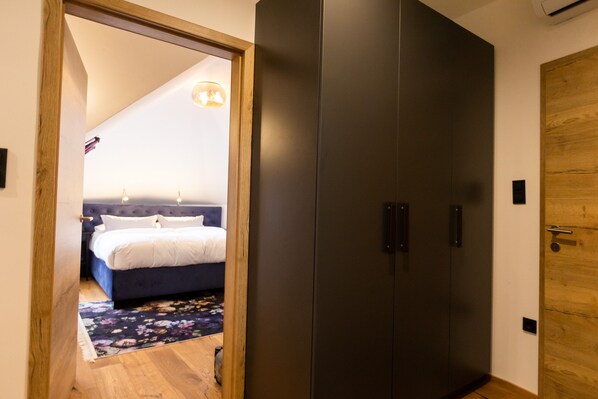 Apartamento Deluxe | Zona de estar | Televisión LED de 120 cm con canales digitales, una televisión