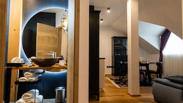 Departamento Deluxe | Área de sala de estar | Televisión LED de 120 cm con canales digitales y televisión