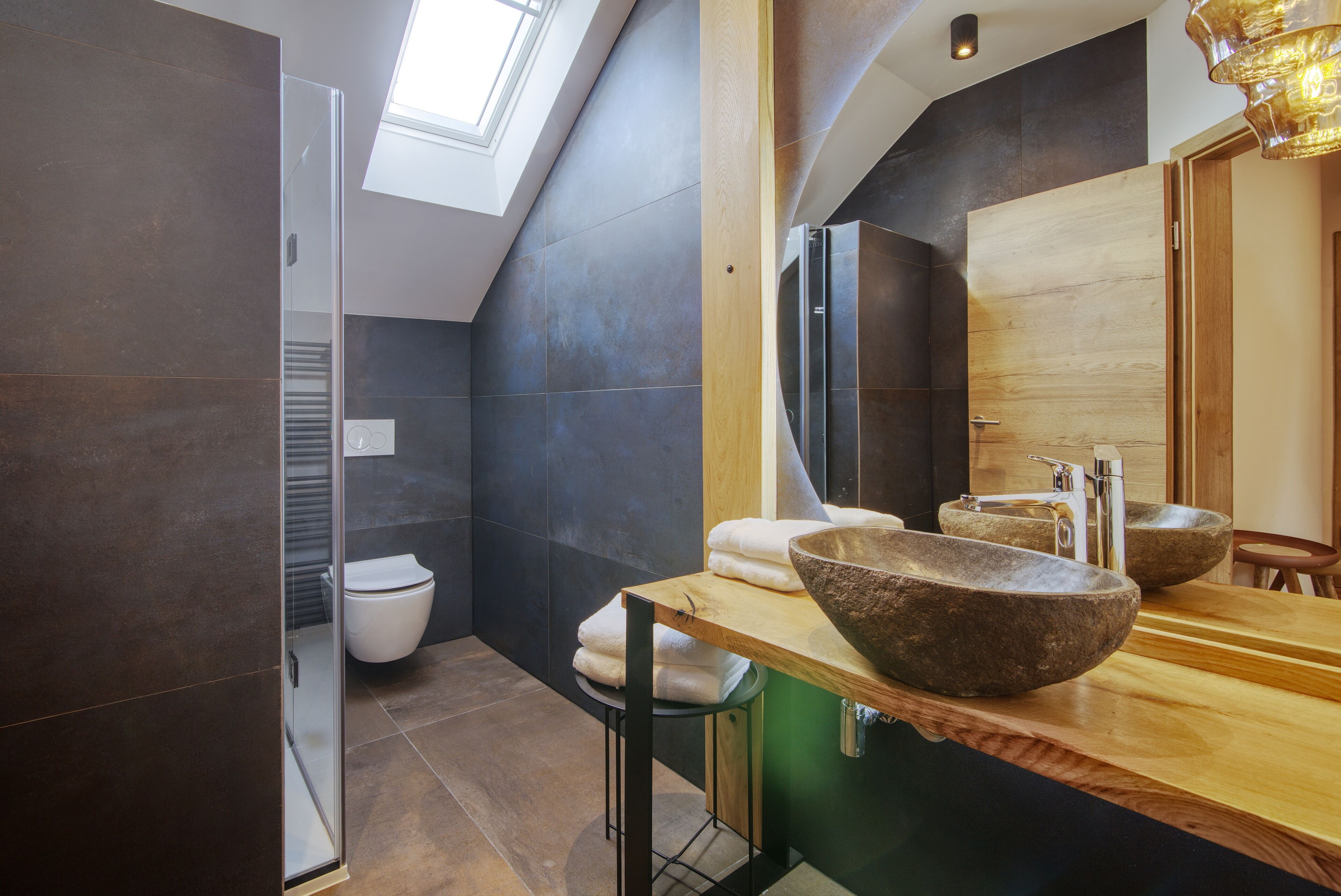 Deluxe Apartment | Bathroom | Separate tub and shower, rainfall showerhead, hair dryer, towels