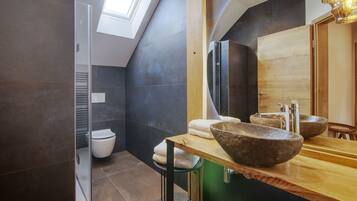 Deluxe Apartment | Bathroom | Separate tub and shower, rainfall showerhead, hair dryer, towels