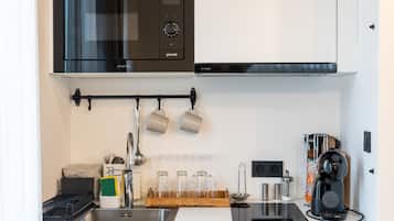 Superior Apartment, 1 King Bed, Bathtub | Private kitchen | Fridge, microwave, oven, coffee/tea maker