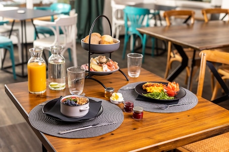 Daily continental breakfast (EUR 12 per person)