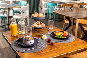 Se ofrece un desayuno continental (12 EUR por persona)