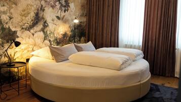 Desk, laptop workspace, soundproofing, free WiFi