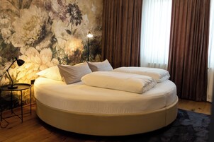 Escritorio y espacio para trabajar con laptop 