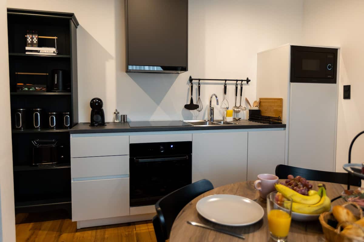 Deluxe-Apartment | Eigene Küche | Kühlschrank, Mikrowelle, Ofen, Wasserkocher mit Kaffee-/Teezubehör
