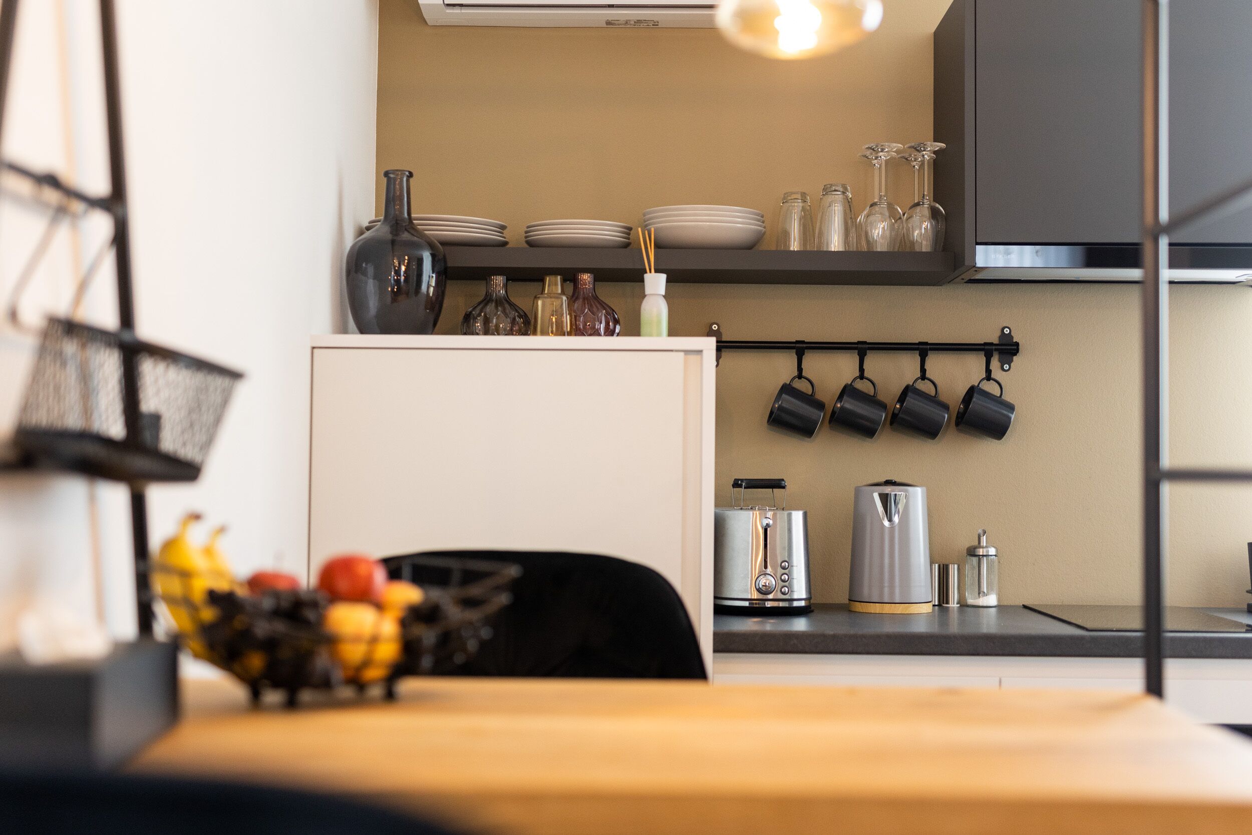 Studio Deluxe | Eget kök | Kylskåp, mikrovågsugn, ugn och kaffe- och tebryggare
