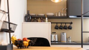 Studio – deluxe | Eget kjøkken | Kaffetrakter/tekoker, kjøleskap, mikrobølgeovn og ovn