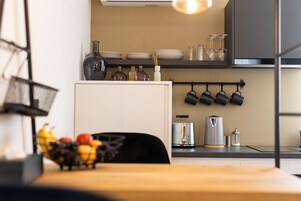 Deluxe Studio | Private kitchen | Fridge, microwave, oven, coffee/tea maker