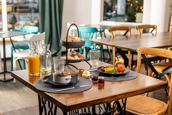 Daily continental breakfast (EUR 12 per person)