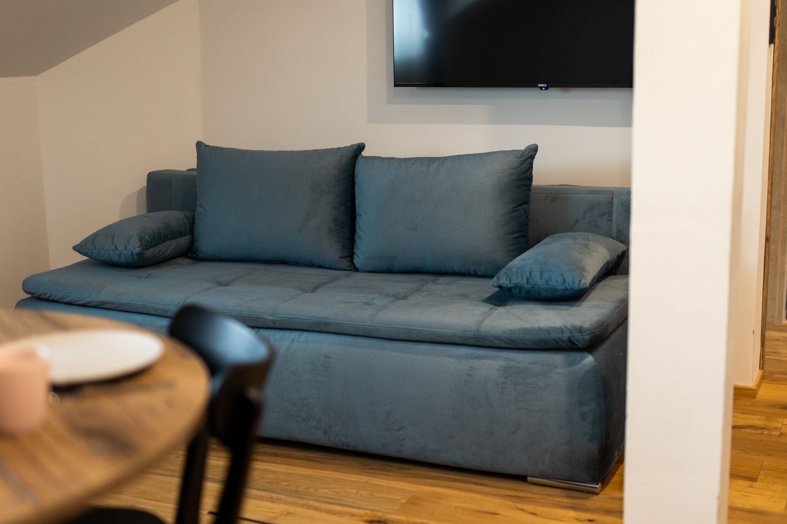 Deluxe-Apartment | Wohnbereich | 120-cm-LED-Fernseher mit Digitalempfang, Fernseher