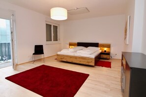 2 slaapkamers, een bureau, een strijkplank/strijkijzer, gratis wifi