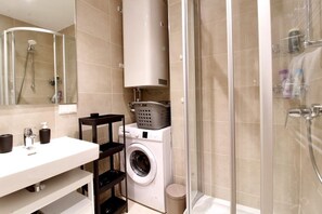 Shower, hair dryer - Graz central Penthouse Style Apt (Graz)