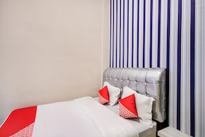 Standard Double Room | Laptop workspace, free WiFi, bed sheets