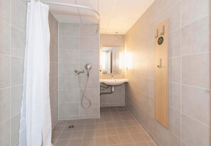 Quarto triplo, acessível para pessoas com deficiência física | Banheiro | Chuveiro, toalhas de banho, sabonete, papel higiênico