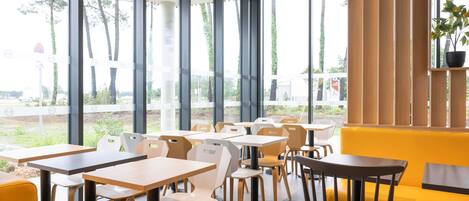 Petit déjeuner buffet servi tous les jours en supplément