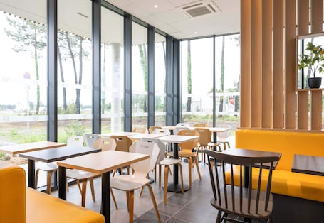 Daily buffet breakfast for a fee. B&B HOTEL Saint-Geours-De-Maremne Hossegor