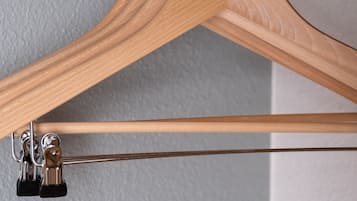Un perchero de madera con un logotipo, sujeto a una estructura metálica.