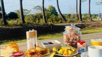 Daily buffet breakfast for a fee