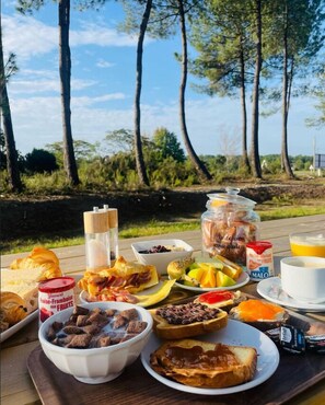 Café da manhã com buffet todos os dias mediante uma taxa