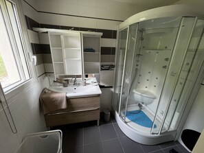 Dusche, Haartrockner, Handtücher, Seife