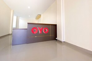 Reception - Capital O 3092 Falah Residence Syariah (Padang)