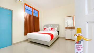 Kamar Double Standar | Meja kerja, ruang kerja ramah laptop, Wi-Fi gratis, dan seprai linen