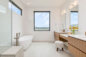 Douche, sèche-cheveux, bidet, serviettes fournies