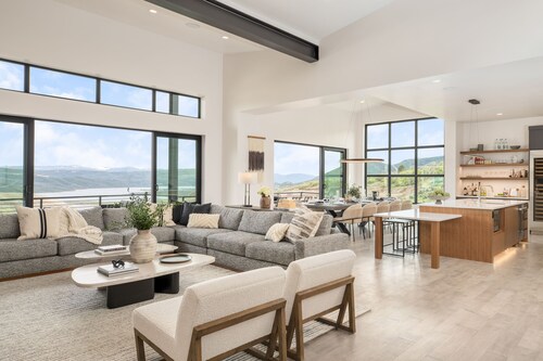 Mountain Lover by AvantStay | Home Theater, Gym, Hot Tub & Al Fresco Dining Area