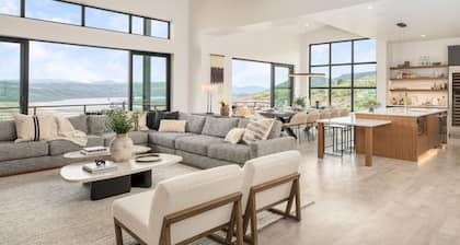 Mountain Lover by AvantStay | Home Theater, Gym, Hot Tub & Al Fresco Dining Area