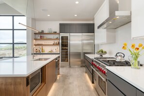 Fridge, microwave, oven, stovetop - Mountain Lover by AvantStay | Home Theater, Gym, Hot Tub & Al Fresco Dining Area (Heber City)