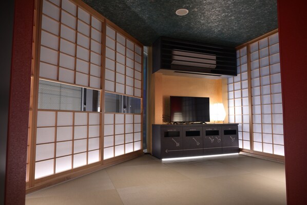 Living area - ELE Cabin Shinjuku Kabukicho (Tokyo)