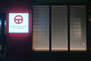 Un cartel con el logotipo de ELE Cabin Shinjuku Kabukicho y texto en japonés.