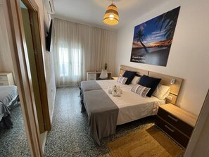 Standard Double or Twin Room | Meja, ruang kerja komputer riba, kalis bunyi, Wi-fi percuma 