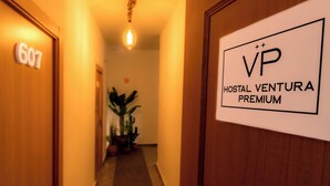 A hallway with a sign reading "HOSTAL VENTURA PREMIUM" and a door labeled "607". - Hostal Ventura Premium  (Alicante)