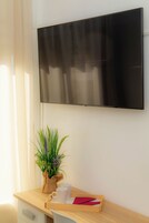 Escritorio y espacio para trabajar con un portátil