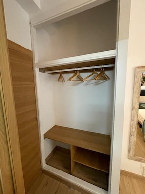Schreibtisch, laptopgeeigneter Arbeitsplatz, schallisolierte Zimmer
