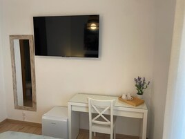 Escritorio y espacio para trabajar con laptop 