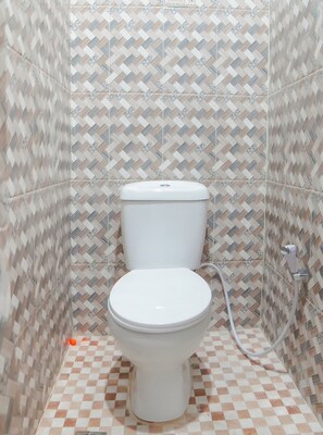 Deluxe-Doppelzimmer | Badezimmer | Dusche, Handtücher, Seife, Shampoo