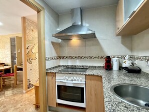 Kjøleskap, mikrobølgeovn, ovn og oppvaskmaskin