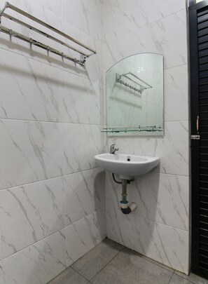Bathroom - Collection O Millenium Inn (Medan)