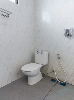 Deluxe Suite | Bathroom | Shower, towels - Collection O Millenium Inn (Medan)