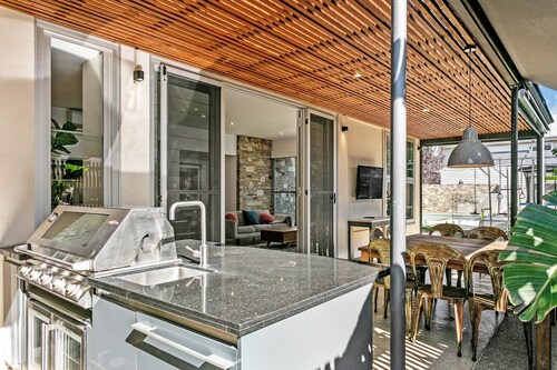 Luxe family-friendly 3BR home with pool close to beach