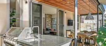 Luxe family-friendly 3BR home with pool close to beach