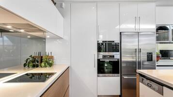 Refrigerador, microondas, horno y parrilla de estufa