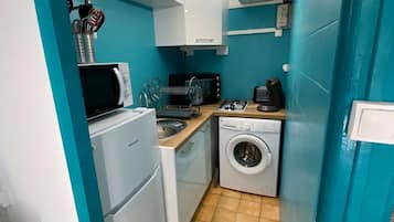 Een koelkast, een microgolfoven, een oven, een waterkoker