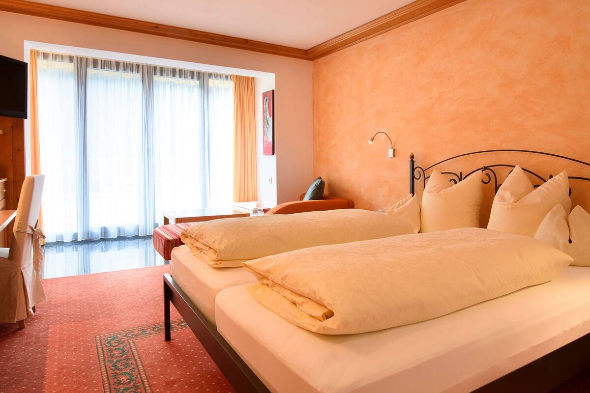 Comfort-Zimmer, 1 Queen-Bett, Nichtraucher, Bergblick | Hochwertige Bettwaren, Daunenbettdecken, Zimmersafe, Schreibtisch