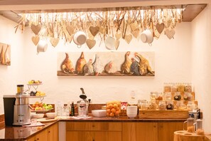 Desayuno completo gratuito y diario